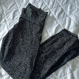 Lululemon Athletica Black and White Leggings with High-Waisted Design